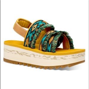 NWT Teva flatform sandals size 7